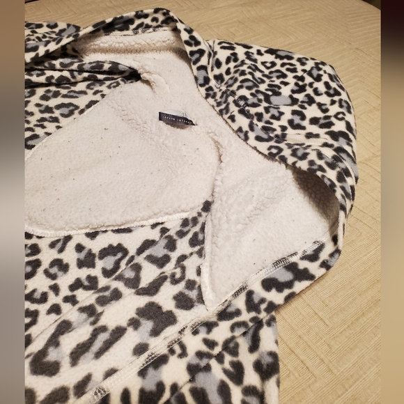 Hooded Robe w/Pockets - Picture 6 of 6